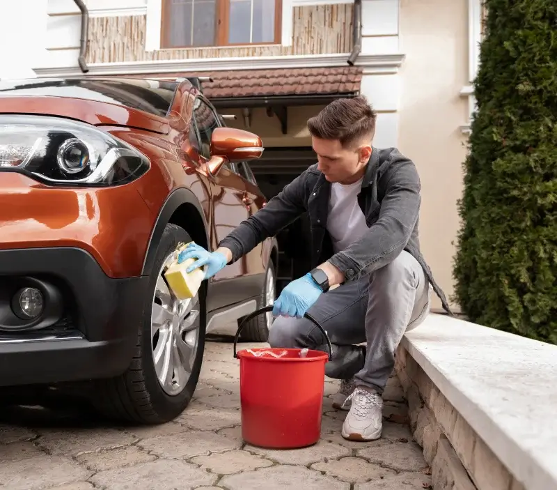 Lavage auto à domicile Le Plessis-Brion : professionnel intervenant sur un véhicule